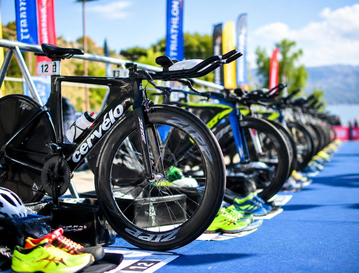 Zeitfahrräder in einer Triathlon-Wechselzone in der Sonne